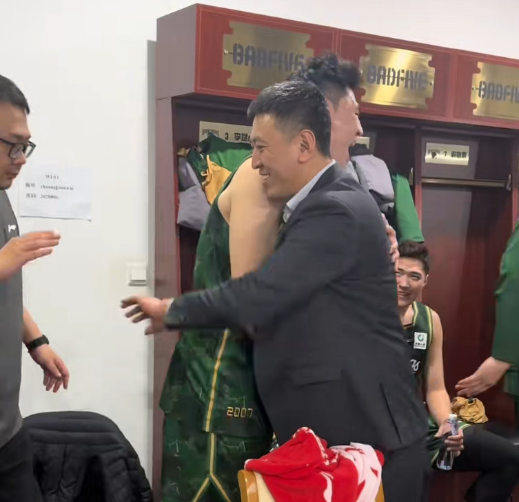 开云-胜深圳更衣室！全员兴奋氛围极佳，汉兹领奖发懵，王世龙得金链子